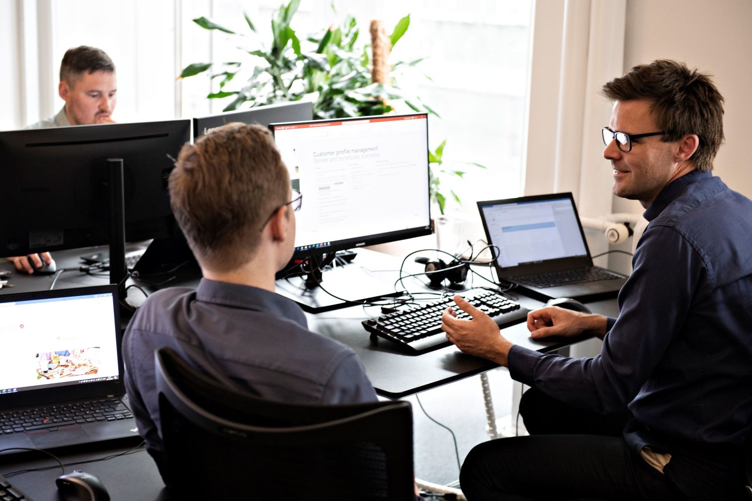 to mænd samarbejder ved computer