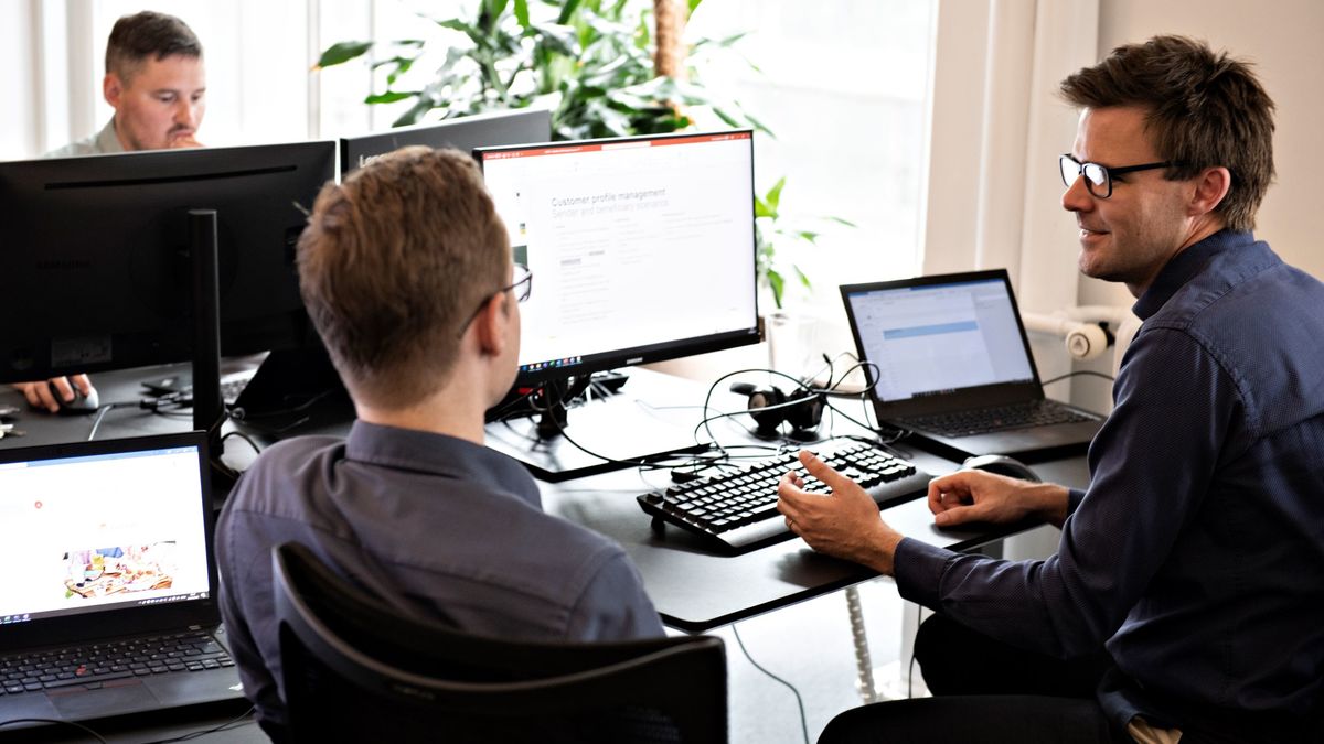 to mænd samarbejder ved computer