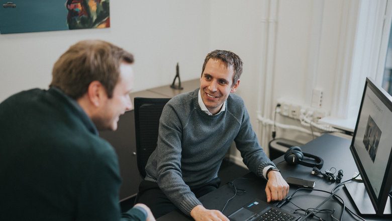 to mænd ved computer